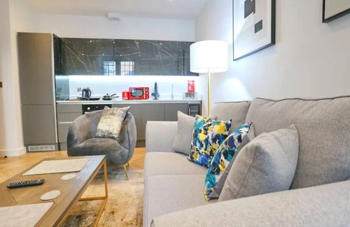 Salford Apartment | Renovated Flat With King Bed In The Heart Of Manc