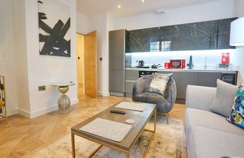 Salford Apartment | Renovated Flat With King Bed In The Heart Of Manc