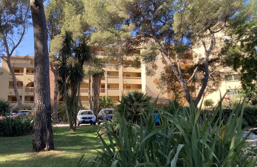 Six-Fours-les-Plages Apartment | Renovated apartment, 100 m from the beach - sleeps 4/6, ideal for a family.