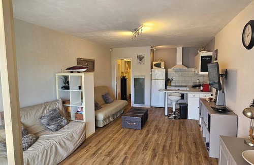Le Brusc Apartment | Renovated, air-conditioned studio 100 m from the port and beaches