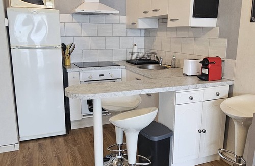 Le Brusc Apartment | Renovated, air-conditioned studio 100 m from the port and beaches