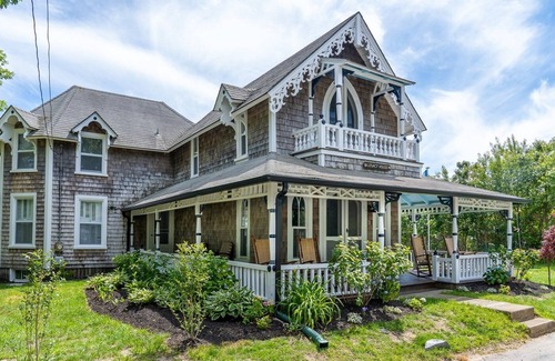 Oak Bluffs House | Renovated Historic House "The Legacy House"