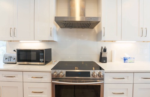 Mount Pleasant House | Renovated Home with 2 Decks & Backyard. Minutes to Shipyard Park, Charleston, Beaches & Boone Hall.