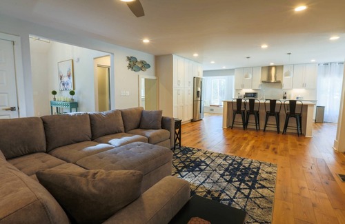 Mount Pleasant House | Renovated Home with 2 Decks & Backyard. Minutes to Shipyard Park, Charleston, Beaches & Boone Hall.