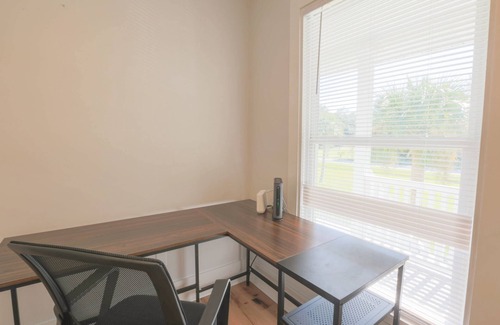 Mount Pleasant House | Renovated Home with 2 Decks & Backyard. Minutes to Shipyard Park, Charleston, Beaches & Boone Hall.
