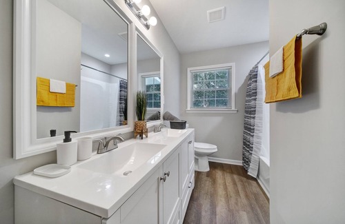 Charlotte House | Renovated House on Robinson, 17 mins to Uptown!