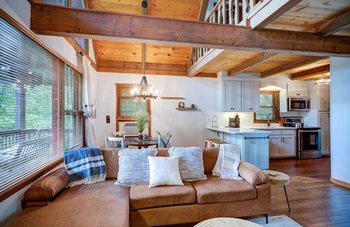 Fleetwood Cabin | 🏔 Renovated, Lake Access & Close to West Jefferson