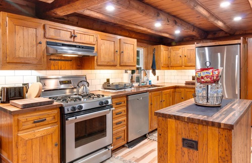 Maggie Valley Cabin | Renovated Log Cabin, EV charger/Near Hikes/BRP/waterfalls- FirePit/Game Room.