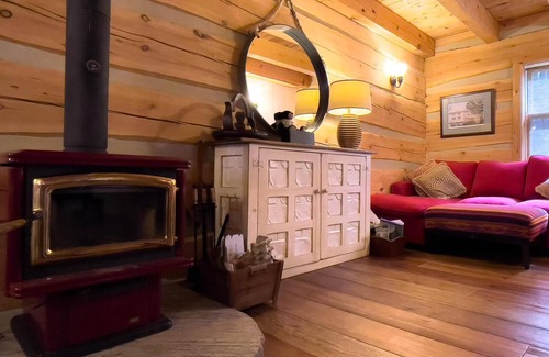 Minett Cottage | Renovated Log Cabin! 3 Bed, 2 Bath Lake Rosseau! Minett! Sunsets!