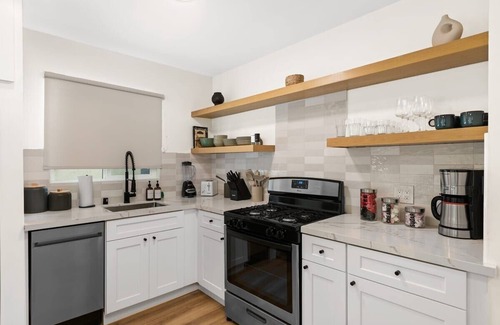 Central Mission Beach Apartment | Renovated Mission Beach 2bd Apartment w/Parking!
