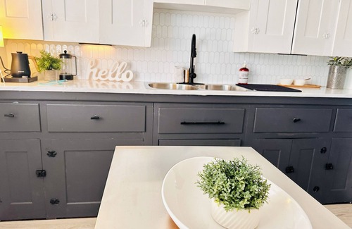 Lakewood House | Renovated Modern Sparkling Clean Cozy Townhm Vibrant CLE neighbhood