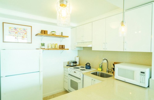 Waikiki Condo | Renovated Ocean Front 1 Bedroom! Ilikai Marina (IM92)