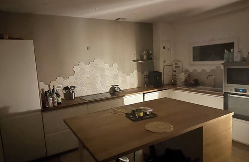 Est Bed & Breakfast | Renovated room a few steps from downtown Aix en Provence