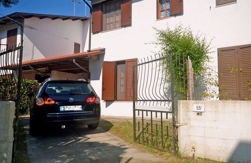 Lido delle Nazioni House | Renovated terraced house with garden and convenient parking space for services