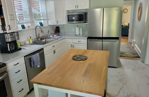 Saint Joseph House | Renovated top to bottom - walk to downtown and beach - stylishly decorated