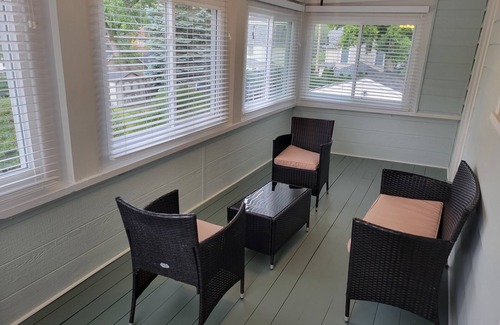 Saint Joseph House | Renovated top to bottom - walk to downtown and beach - stylishly decorated