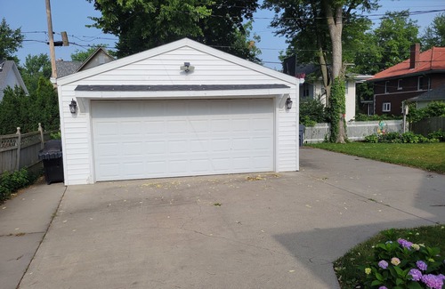 Saint Joseph House | Renovated top to bottom - walk to downtown and beach - stylishly decorated