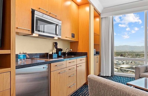 Las Vegas Apartment | Renovated Trump Hotel Las Vegas Studio Strip Views 2803