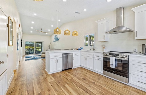 New Smyrna Beach Condo | Renovated Venetian Villas Corner Retreat with Pool, Patio, Close to Beach and Town