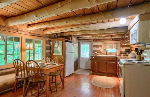 South Bloomingville Cabin | Rent 2 nights, Get 1 Free in January! Cozy cabin with private waterfall!