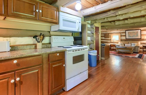 South Bloomingville Cabin | Rent 2 nights, Get 1 Free in January! Cozy cabin with private waterfall!