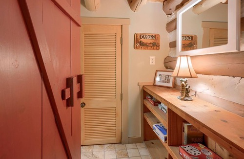 South Bloomingville Cabin | Rent 2 nights, Get 1 Free in January! Cozy cabin with private waterfall!