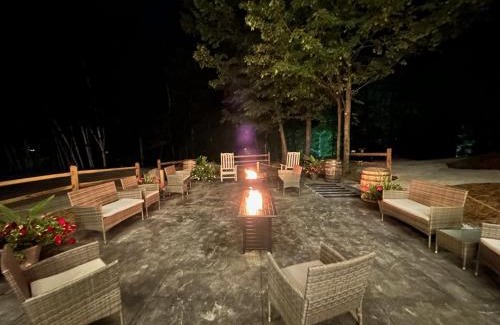Killington Cabin | Rent An Inn! Takeover the Birch Ridge with your group, Mountain Lodge- 11 Rooms, Bar, Fireplace, 28ppl home