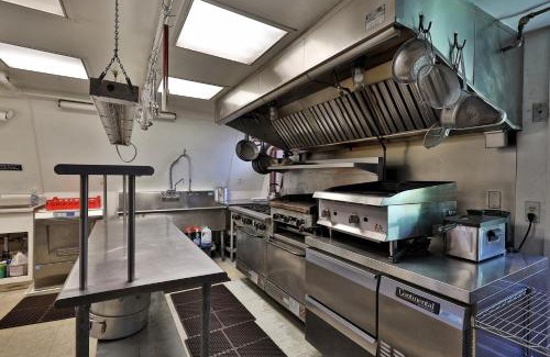 Killington Cabin | Rent An Inn! Takeover the Birch Ridge with your group, Mountain Lodge- 11 Rooms, Bar, Fireplace, 28ppl home