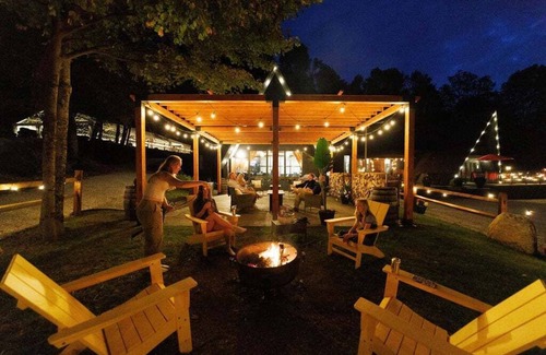 Killington Cabin | Rent An Inn! Takeover the Birch Ridge Mountain Lodge: 11 Rooms, Bar, Fireplace. 28 ppl. Event space.
