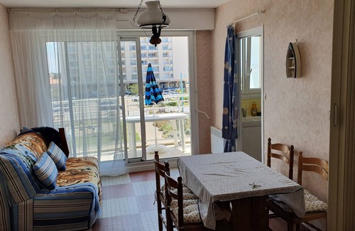 Saint-Jean-de-Monts Apartment | Rent t1 bis 50 m from the beach. Large south-facing balcony with sea view
