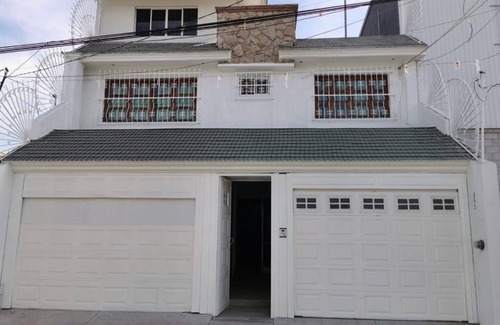 Tlaquepaque House | Residence in industrial area and universities.