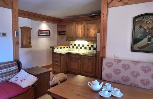 Meribel Village Apartment | Residence Fermes De Meribel Bat C - Comfortable 3 room apartment for 4 people at the foot of the slopes aves access to the pool located in Meribel Village