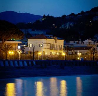 Pietra Ligure Apartment | Residence Villa Carmen fronte mare a 50 mt