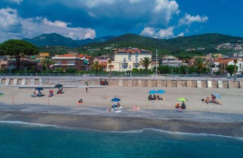 Pietra Ligure Apartment | Residence Villa Carmen fronte mare a 50 mt