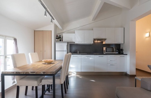 Saint-Tropez City Centre Apartment | RESIDENCE VILLA DELICE, New apartment with parking in the heart of the village