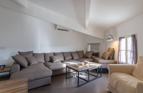 Saint-Tropez City Centre Apartment | RESIDENCE VILLA DELICE, New apartment with parking in the heart of the village