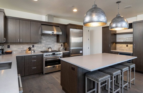 Bend House | Resort amenities ~ mtn, golf views ~ hot tub ~ ample parking ~ concert shuttle