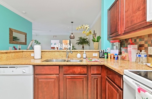 Four Corners Condo | Resort Condo with On-site Bar & Restaurant Near Theme Parks