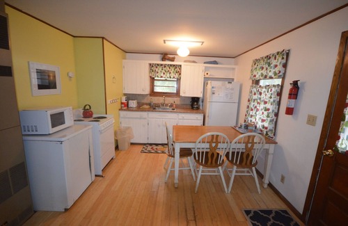 Maple City House | Resort cottage on Big Glen Lake! Kayaks & fire pit!