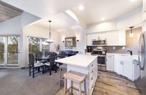 Redmond Cabin | Resort Getaway | 3 Units w/Pool, Spa & Free Parking