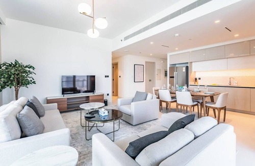 Dubai Marina Apartment | Resort Pool Overlooking Marina and Amazing Skyline
