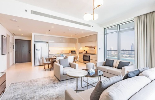Dubai Marina Apartment | Resort Pool Overlooking Marina and Amazing Skyline