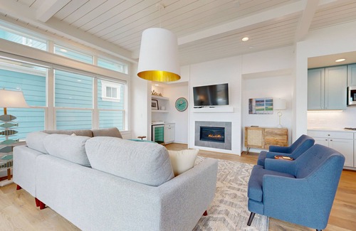 Port Aransas Cottage | Resort Pools, Golf Cart Boardwalk to the Beach