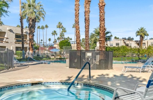 Palm Springs Condo | Resort Style 2bd 2b , Mountain View, Relaxing Spas, Golf & Tennis