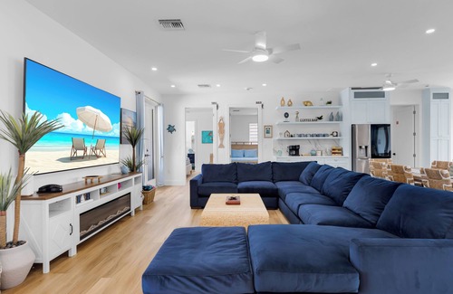 Marathon House | Resort-Style Beach House Paradise 6 BR Suites Pool & Heater with Ice-machine