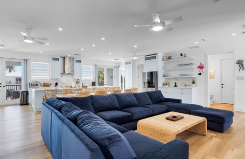 Marathon House | Resort-Style Beach House Paradise 6 BR Suites Pool & Heater with Ice-machine