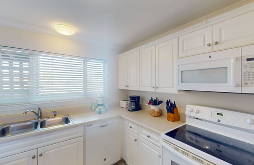 Ono Island Condo | Resort-style beachfront condo with Gulf view, beach access, docks & pools