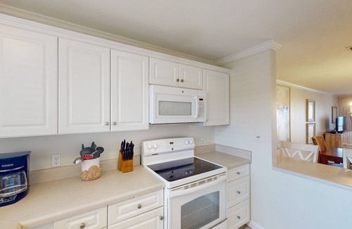 Ono Island Condo | Resort-style beachfront condo with Gulf view, beach access, docks & pools
