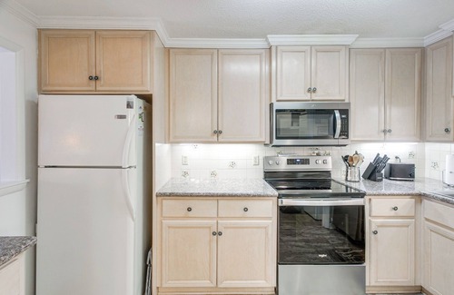 Demere Park Condo | Resort-Style Condo in St Simons ~ 1 Mi to Pier!