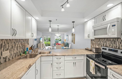 Siesta Key Condo | Resort Style Condo | Pretty Pond Views | Walk to Siesta Key Beach | Pool | Tennis | Ready to Book!
